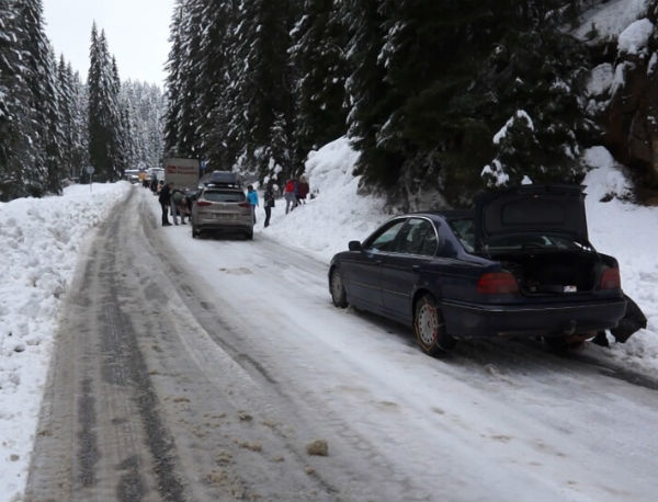 Снегорини попаднаха в тапа от закъсали коли в прохода през Пампорово