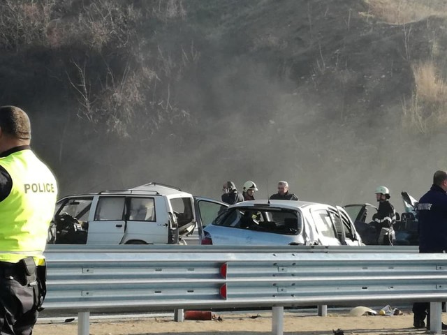 Тежка верижна катастрофа на магистрала "Струма", има един загинал