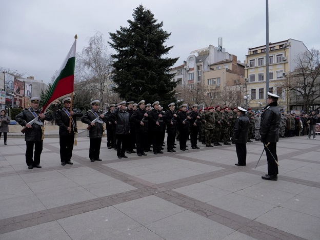 И военнослужещите от гарнизона в Бургас почетоха годишнината от освобождението на морския град