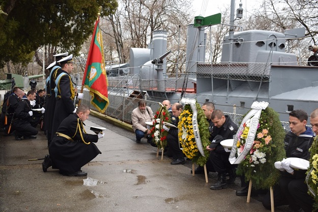 От ВМС почетоха годишнината от рождението на капитан І ранг Димитър Добрев