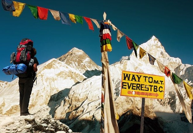 Заради боклука затвориха Еверест за туристи
