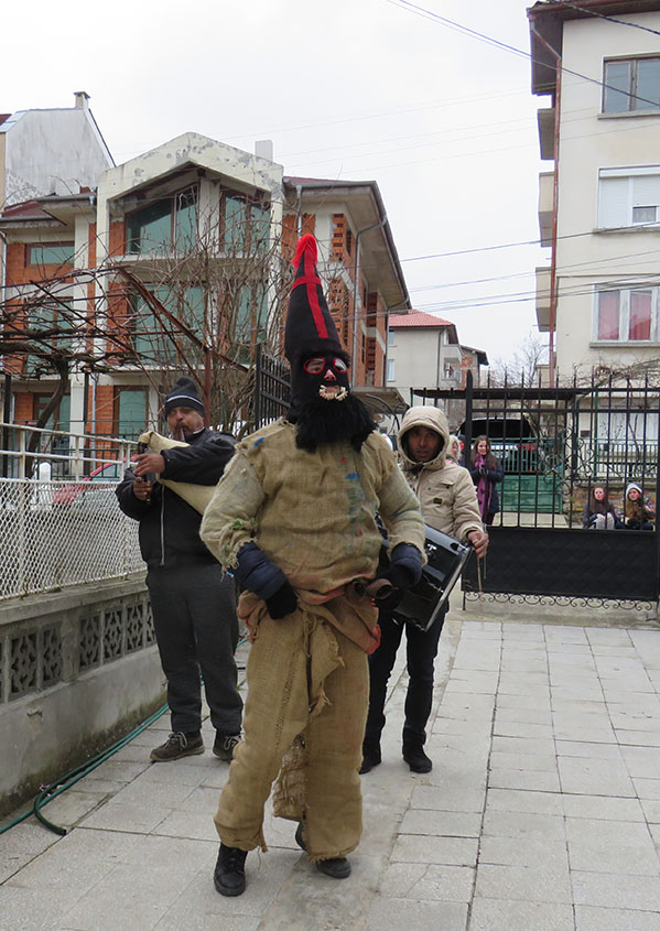 Кукери гонеха злото и играха за здраве и берекет в бургаския квартал Крайморие
