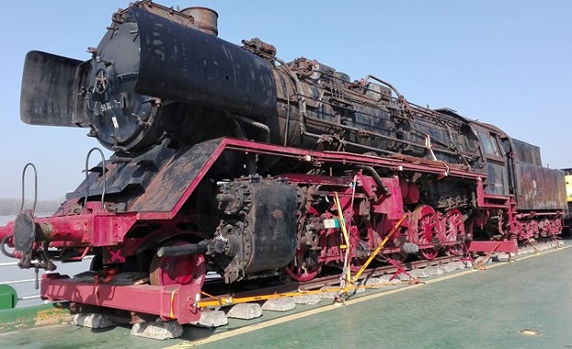 Исторически черен влак се композира от Русе за София