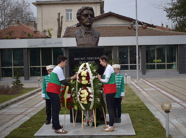 Приморско посрещна националния празник с откриването на паметник на Левски