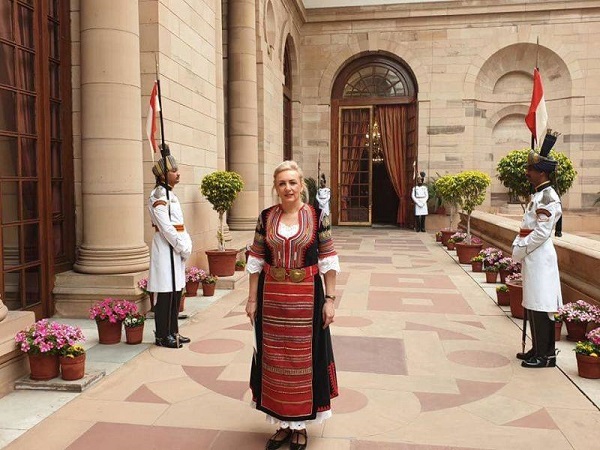 Новият посланик на България в Индия връчи акредитивните си писма в народна носия (СНИМКИ)