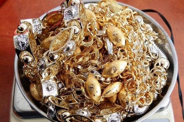 Митничари заловиха сак с близо килограм контрабандни златни накити