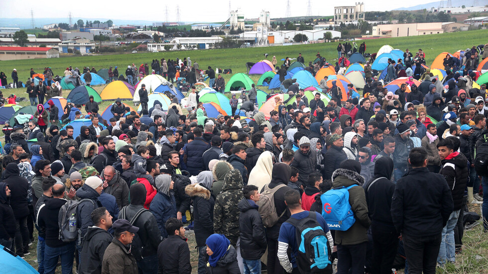 Сблъсъците между мигранти и гръцката полиция край Солун ескалират