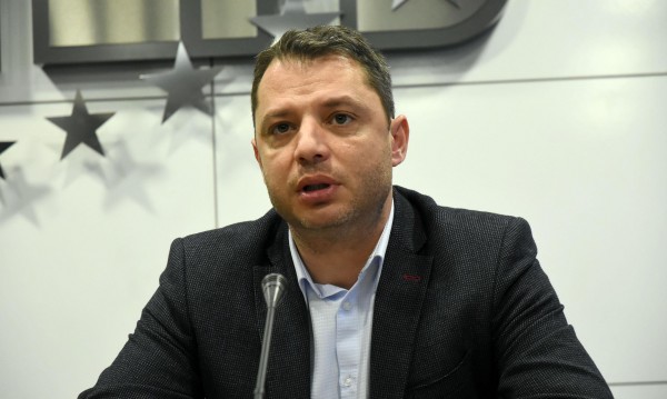 И Делян Добрев с оставка, напуска Народното събрание в знак на солидарност