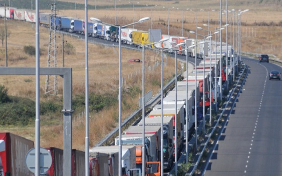 Неплатени глоби блокираха на турската граница стотици български тирове