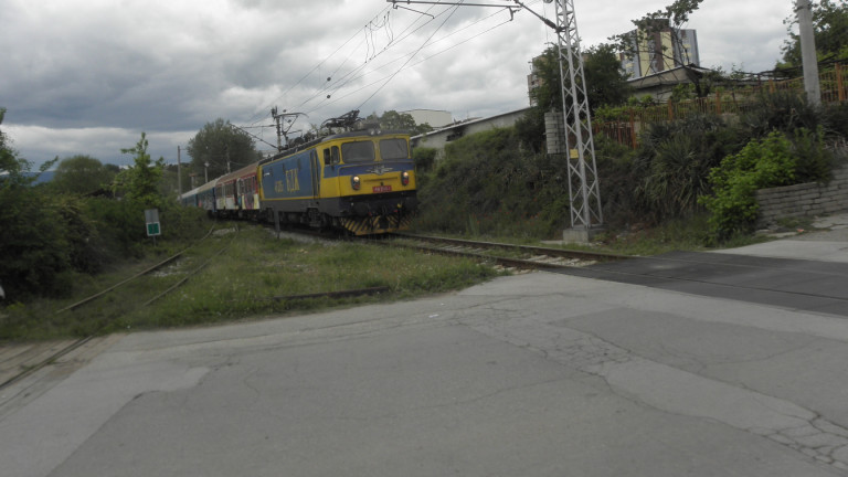 Влак помете кола на жп прелез край Казанлък