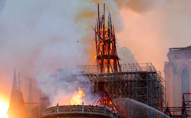 Пожар изпепели част от покрива на Нотр Дам в Париж