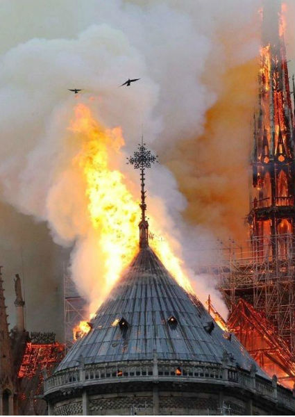 Легенда за това как Кольо Фичето спасил парижката катедрала "Нотр Дам"