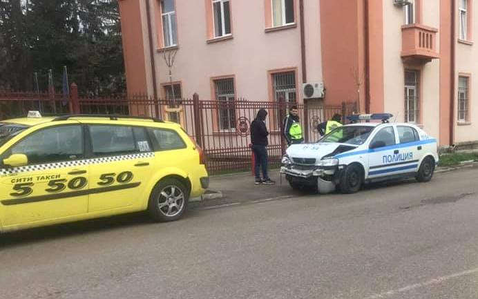 Патрулка удари такси в Троян, пишат акт и на таксиметраджията