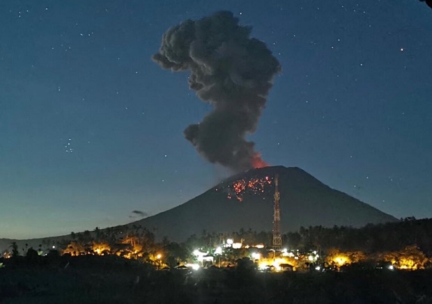 Избухна най-големият вулкан на остров Бали