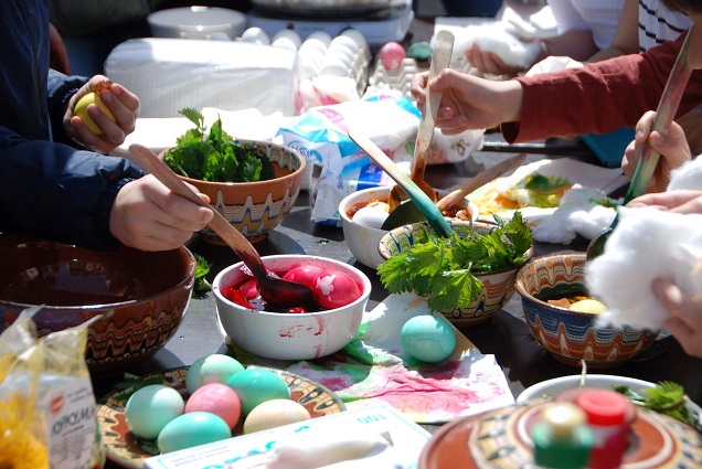 Баби от Факия ще покажат в Бургас как в миналото са боядисвали яйца с природни багрила
