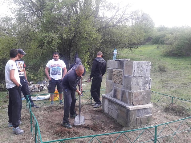 Родолюбци възстановиха поруган паметник на Цанко Дюстабанов