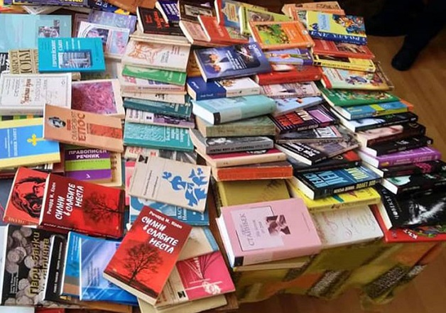 Единадесетокласник събира книги за рожденния си ден, за да ги дари на читалища