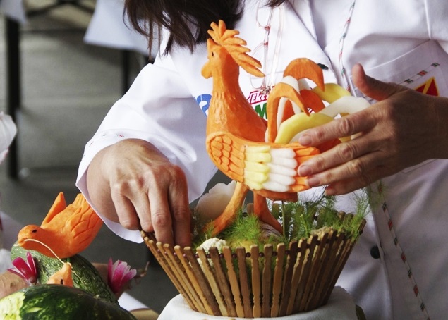 Китайското рязане на хартия и захарни цветя ще представят на карвинг фестивал на смеха