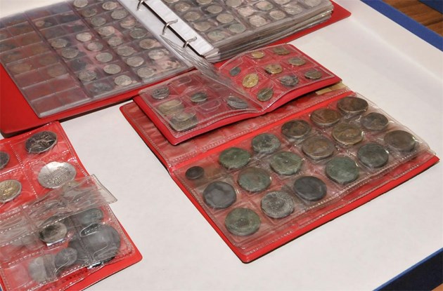 Полицаи откриха по сигнал старинни предмети в частни домове в Любимец