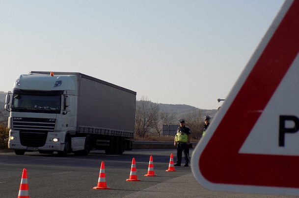 Пътна полиция започна акция за проверки на камионите и автобусите