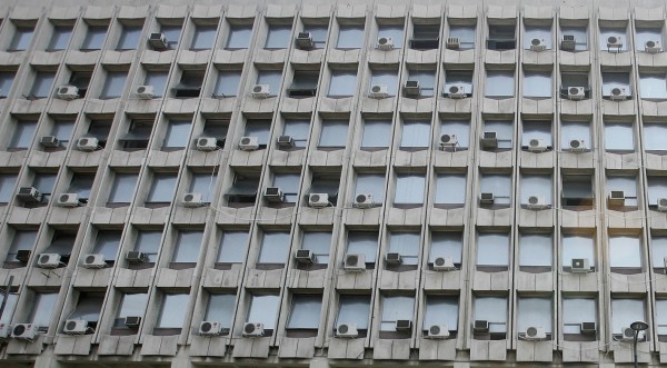 Заради нова наредба: Пренареждат външните тела на климатиците по фасадите на сградите