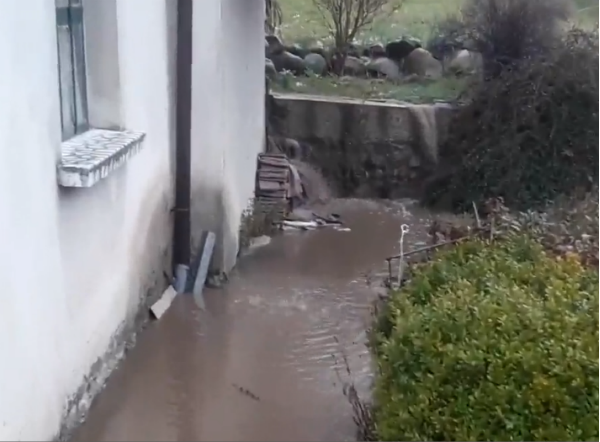 След ремонт на пътя София - Перник: Вода залива дворове на къщи