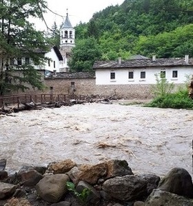 Пороят отнесе дървения мост край Дряновския манастир
