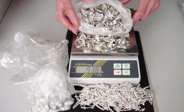Митнически служители иззеха над 7 килограма контрабандни сребърни накити