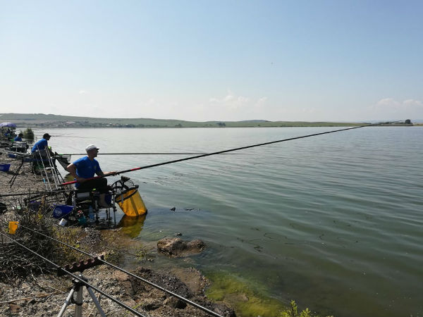 Въдичари мерят сили и умения край водите на бургаското езеро „Мандра“
