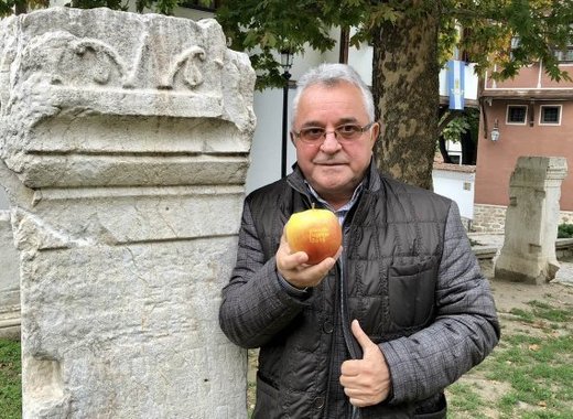 Продават за близо 100 хиляди евро бутикова ябълка в кутия от злато