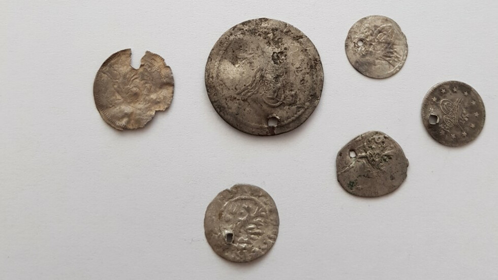 Полицаи откриха незаконно притежавани старинни монети и метално острие