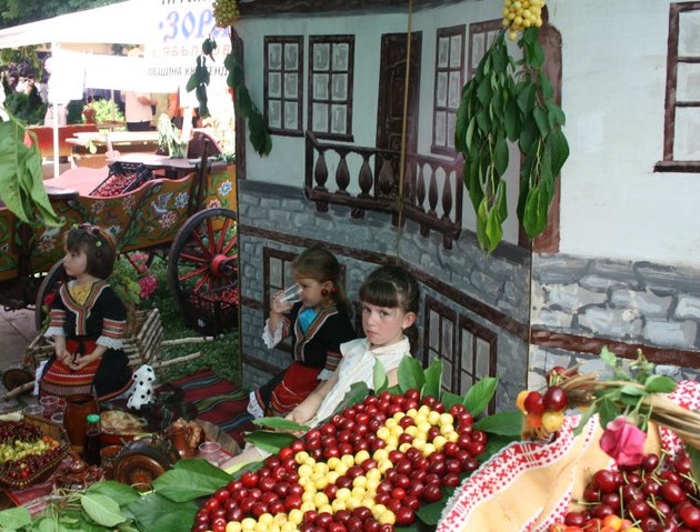 Икони, картини и кукли от череши на черешовите празненства в Кюстендил