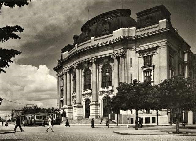 Софийският университет първо се наричал „Св. св. Кирил и Методий"