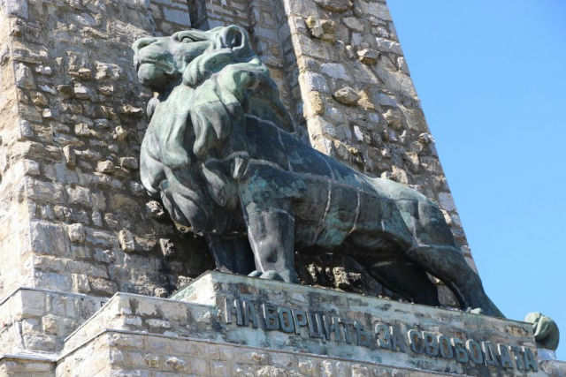 Колко тежи лъвът от Паметника на Свободата на връх Шипка