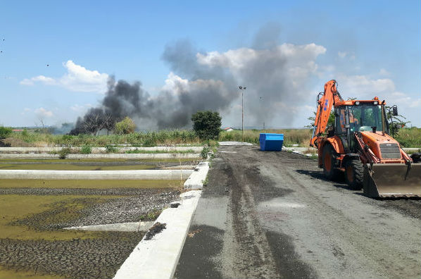 Пожар избухна на метри от пречиствателната станция в Поморие (СНИМКИ)