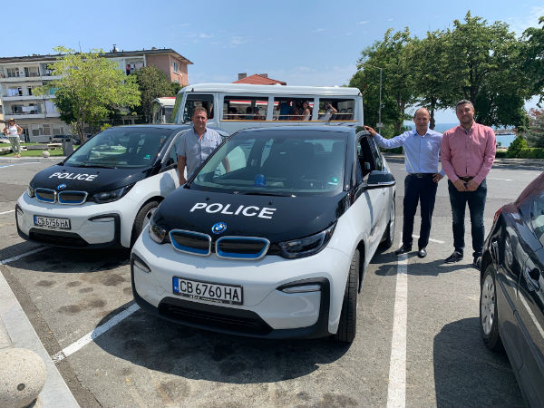 Полицията в Царево се сдоби с два електромобила BMW i3