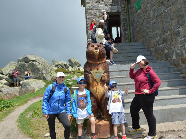 Двуметрова мечка посреща туристи пред заслона на Черни връх