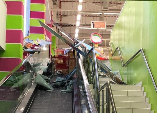 Инцидент във варненски магазин - стъкла се посипаха над посетителите