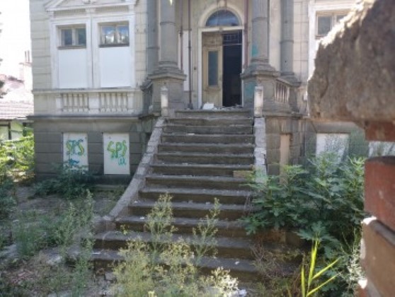 Прокълнатата Хатева къща в Бургас отново напомни за себе си