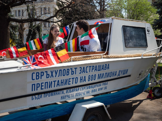 Рибарско корабче, оборудвано с образователни игри, ще акостира в Бургас