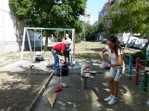 С личен труд общински съветници върнаха блясъка на изоставена детска площадка в Бургас