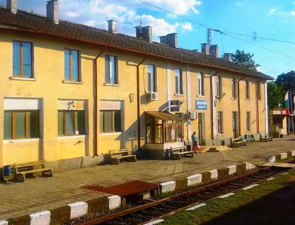 Пламна локомотивът на пътническия влак от Сливен за Бургас