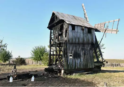 Изгоря стогодишната вятърна мелница в исперихското село Белинци