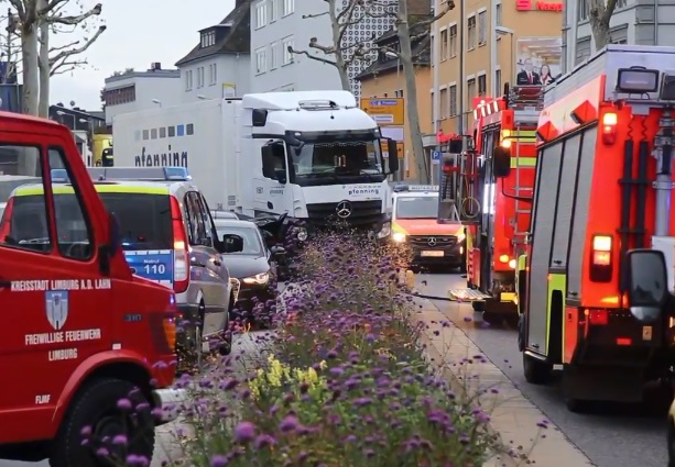 Камион помете 8 коли в Германия, ранен е българин