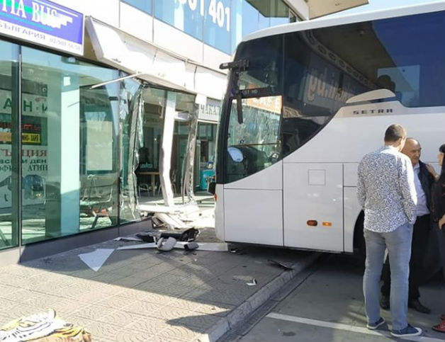 Фейсбук новинар: Автобус се заби в чакалнята на Автогара София