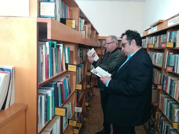 Патриоти от НФСБ дариха книги на читалището в Българово