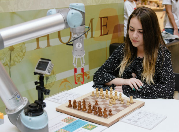 16-годишната гросмайсторка Нургюл Салимова победи на шах робот