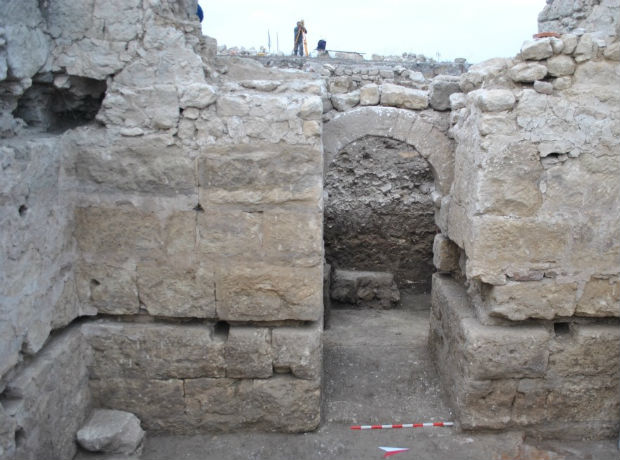 Археолози разкриха изцяло запазен вход на кула на крепостта над с. Разделна