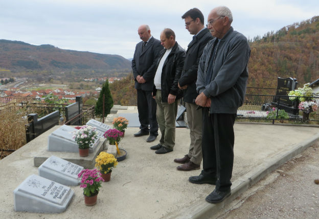 Поклон пред паметните плочи в босилеградското гробище на петима български офицери