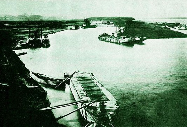 На 4 ноември 1881 г. е пуснат на вода първият български метален кораб „Бот 1“